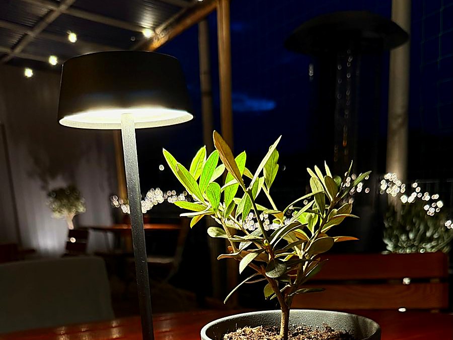 Runder Tisch auf der Terrasse bei Abendstimmung